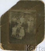 Brak daty, brak miejsca.
Portret rodziny przed domem. Fotografia z archiwum rodzinnego Urszuli Lipanowej.
Fot. NN, zbiory Archiwum Historii Mówionej Ośrodka KARTA i Domu Spotkań z Historią, udostępniła Urszula Lipanowa w ramach projektu 