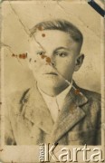 Brak daty, brak miejsca.
Portret chłopca. Fotografia z archiwum rodzinnego Urszuli Lipanowej.
Fot. NN, zbiory Archiwum Historii Mówionej Ośrodka KARTA i Domu Spotkań z Historią, udostępniła Urszula Lipanowa w ramach projektu 