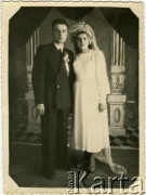 Brak daty, brak miejsca.
Portret ślubny. Prawdopodobnie Anatoli Gałgan z żoną.
Fot. NN, zbiory Archiwum Historii Mówionej Ośrodka KARTA i Domu Spotkań z Historią, udostępnił Anatoli Gałgan w ramach projektu 