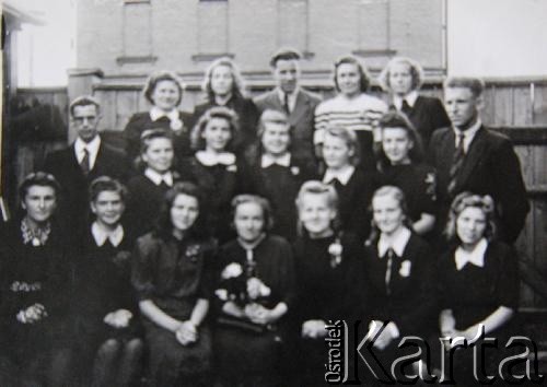 1946, Dyneburg, Łotewska SRR, ZSRR.
Uczniowie szkoły polskiej.
Fot. NN, zbiory Archiwum Historii Mówionej Ośrodka KARTA i Domu Spotkań z Historią, udostępniła Weronika Kurszyc w ramach projektu 