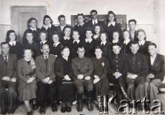 1932, Dyneburg, Łotwa.
Weronika Gasperowicz (potem Kurszyc) (2. z lewej w ostatnim rzędzie) w szkole polskiej.
Fot. NN, zbiory Archiwum Historii Mówionej Ośrodka KARTA i Domu Spotkań z Historią, udostępniła Weronika Kurszyc w ramach projektu 