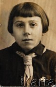 1932, Dyneburg, Łotwa.
Weronika Gasperowicz (potem Kurszyc) w mundurku zucha.
Fot. NN, zbiory Archiwum Historii Mówionej Ośrodka KARTA i Domu Spotkań z Historią, udostępniła Weronika Kurszyc w ramach projektu 