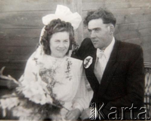 1952, Ławkiesy k. Dyneburga, Łotewska SRR, ZSRR.
Ślub Wiktora i Janiny Blizni.
Fot. NN, zbiory Archiwum Historii Mówionej Ośrodka KARTA i Domu Spotkań z Historią, udostępnił Wiktor Bliznia w ramach projektu 