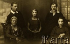 Ok. 1930, Krasław, Republika Łotewska.
Natalia Erastowa, przyszła żona Stanisława Czamana (pośrodku) z rodzeństwem i koleżankami.
Fot. NN, zbiory Archiwum Historii Mówionej Ośrodka KARTA i Domu Spotkań z Historią, udostępnił Stanisław Czaman w ramach projektu 