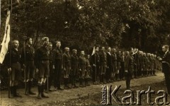 15.07.1928, Krasław, Republika Łotewska.
Apel harcerski. Józef Czaman, brat Stanisława Czamana, raportuje Stanisławowi Łasewiczowi.
Fot. NN, zbiory Archiwum Historii Mówionej Ośrodka KARTA i Domu Spotkań z Historią, udostępnił Stanisław Czaman w ramach projektu 