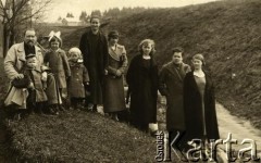 Przed 1939, Republika Łotewska.
Rodzina Natalii Czaman z domu Erastowej, żony Stanisława Czamana. Od prawej: Natalia i Stanisław Czaman, pierwszy od lewej Aleksander Erastow, ojciec Natalii, najwyższa po środku Zinajda Erastow, matka Natalii, dziewczynka z kokardą na głowie - Eugenia, córka Natalii i Stanisława Czamanów.
Fot. NN, zbiory Archiwum Historii Mówionej Ośrodka KARTA i Domu Spotkań z Historią, udostępnił Stanisław Czaman w ramach projektu 