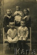 1917, Zabór rosyjski.
Natalia Erastowa, późniejsza żona Stanisława Czamana, z rodzeństwem.
Fot. NN, zbiory Archiwum Historii Mówionej Ośrodka KARTA i Domu Spotkań z Historią, udostępnił Stanisław Czaman w ramach projektu 