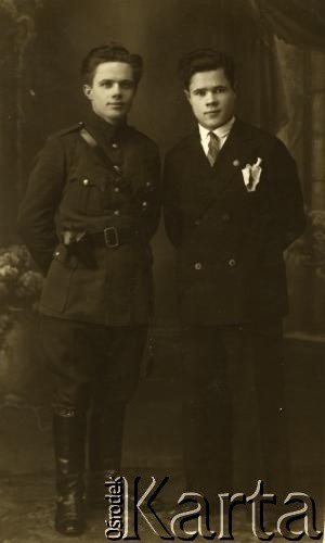 Ok. 1939, Łotwa.
Bracia Stanisław (z prawej) i Józef Czamanowie.
Fot. NN, zbiory Archiwum Historii Mówionej Ośrodka KARTA i Domu Spotkań z Historią, udostępnił Stanisław Czaman w ramach projektu 