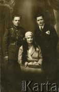 Przed 1939, Republika Łotewska.
Stanisław Czaman (z prawej) z bratem Józefem i jego żoną.
Fot. NN, zbiory Archiwum Historii Mówionej Ośrodka KARTA i Domu Spotkań z Historią, udostępnił Stanisław Czaman w ramach projektu 