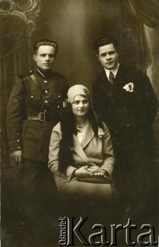 Przed 1939, Republika Łotewska.
Stanisław Czaman (z prawej) z bratem Józefem i jego żoną.
Fot. NN, zbiory Archiwum Historii Mówionej Ośrodka KARTA i Domu Spotkań z Historią, udostępnił Stanisław Czaman w ramach projektu 