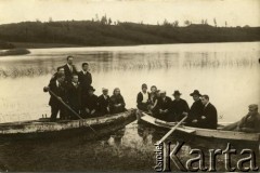 1928, Republika Łotewska.
Związek Młodzieży i księża (w kapeluszach) nad jeziorem.
Fot. NN, zbiory Archiwum Historii Mówionej Ośrodka KARTA i Domu Spotkań z Historią, udostępnił Stanisław Czaman w ramach projektu 