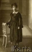 Pocz. XX w., brak miejsca.
Portret kobiety. Fotografia z rodzinnego archiwum Reginy Gutauskiene z domu Klimańskiej.
Fot. NN, zbiory Archiwum Historii Mówionej Ośrodka KARTA i Domu Spotkań z Historią, udostępniła Regina Gutauskiene w ramach projektu 