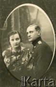 Lata 20., brak miejsca.
Portret małżonków, prawdopodobnie Marii Klimańskiej z domu Wędziagolskiej z pierwszym mężem. Zdjęcie wykonane w atelier fotograficznym 