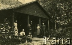Przed 1939, brak miejsca.
Rodzina Reginy Gutauskiene z domu Klimańskiej przed domem.
Fot. NN, zbiory Archiwum Historii Mówionej Ośrodka KARTA i Domu Spotkań z Historią, udostępniła Regina Gutauskiene w ramach projektu 