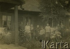 Przed 1939, brak miejsca.
Rodzina Reginy Gutauskiene z domu Klimańskiej przed domem.
Fot. NN, zbiory Archiwum Historii Mówionej Ośrodka KARTA i Domu Spotkań z Historią, udostępniła Regina Gutauskiene w ramach projektu 