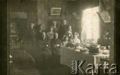 Przed 1939, brak miejsca.
Fotografia rodzinna ze zbiorów Reginy Gutauskiene z domu Klimańskiej we wnętrzu domu.
Fot. NN, zbiory Archiwum Historii Mówionej Ośrodka KARTA i Domu Spotkań z Historią, udostępniła Regina Gutauskiene w ramach projektu 