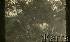 Przed 1939, brak miejsca.
Muzykowanie. Fotografia rodzinna ze zbiorów Reginy Gutauskiene z domu Klimańskiej.
Fot. NN, zbiory Archiwum Historii Mówionej Ośrodka KARTA i Domu Spotkań z Historią, udostępniła Regina Gutauskiene w ramach projektu 