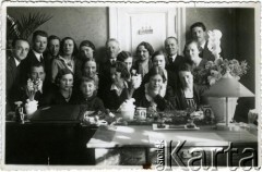 Lata 30., brak miejsca.
Zdjęcie grupowe. Fotografia z rodzinnego archiwum Reginy Gutauskiene z domu Klimańskiej.
Fot. NN, zbiory Archiwum Historii Mówionej Ośrodka KARTA i Domu Spotkań z Historią, udostępniła Regina Gutauskiene w ramach projektu 