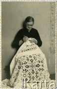Przed 1939, brak miejsca.
Kobieta wyszywająca obrus na szydełku. Fotografia rodzinna ze zbiorów Reginy Gutauskiene z domu Klimańskiej.
Fot. NN, zbiory Archiwum Historii Mówionej Ośrodka KARTA i Domu Spotkań z Historią, udostępniła Regina Gutauskiene w ramach projektu 