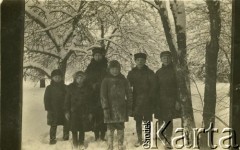 Brak daty, brak miejsca.
Kobieta z dziećmi na śniegu. Fotografia z rodzinnego archiwum Reginy Gutauskiene z domu Klimańskiej.
Fot. NN, zbiory Archiwum Historii Mówionej Ośrodka KARTA i Domu Spotkań z Historią, udostępniła Regina Gutauskiene w ramach projektu 