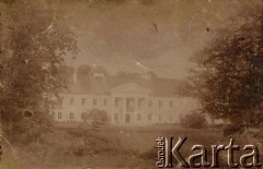 Przed 1939, brak miejsca.
Pałac, prawdopodobnie należacy do majątku Wędziagolskich. Fotografia z rodzinnego archiwum Reginy Gutauskiene z domu Klimańskiej.
Fot. NN, zbiory Archiwum Historii Mówionej Ośrodka KARTA i Domu Spotkań z Historią, udostępniła Regina Gutauskiene w ramach projektu 