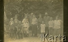 Lata 20., brak miejsca.
Zdjęcie grupowe z dwoma mężczyznami w mundurach wojsk austro-węgierskich. Fotografia z rodzinnego archiwum Reginy Gutauskiene z domu Klimańskiej.
Fot. NN, zbiory Archiwum Historii Mówionej Ośrodka KARTA i Domu Spotkań z Historią, udostępniła Regina Gutauskiene w ramach projektu 