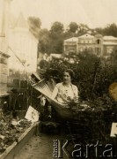 Lata 30., brak miejsca.
Kobieta na hamaku. Fotografia z rodzinnego archiwum Reginy Gutauskiene z domu Klimańskiej.
Fot. NN, zbiory Archiwum Historii Mówionej Ośrodka KARTA i Domu Spotkań z Historią, udostępniła Regina Gutauskiene w ramach projektu 