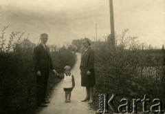 Przed 1939, brak miejsca.
Rodzice z dzieckiem podczas spaceru. Fotografia z rodzinnego archiwum Reginy Gutauskiene z domu Klimańskiej.
Fot. NN, zbiory Archiwum Historii Mówionej Ośrodka KARTA i Domu Spotkań z Historią, udostępniła Regina Gutauskiene w ramach projektu 