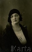 Lata 20., brak miejsca.
Portret kobiety w kapeluszu. Fotografia z rodzinnego archiwum Reginy Gutauskiene z domu Klimańskiej.
Fot. NN, zbiory Archiwum Historii Mówionej Ośrodka KARTA i Domu Spotkań z Historią, udostępniła Regina Gutauskiene w ramach projektu 