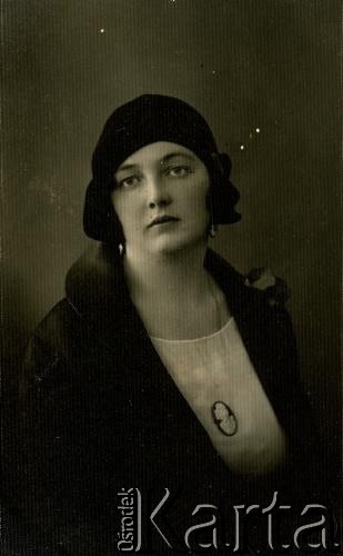 Lata 20., brak miejsca.
Portret kobiety w kapeluszu. Fotografia z rodzinnego archiwum Reginy Gutauskiene z domu Klimańskiej.
Fot. NN, zbiory Archiwum Historii Mówionej Ośrodka KARTA i Domu Spotkań z Historią, udostępniła Regina Gutauskiene w ramach projektu 