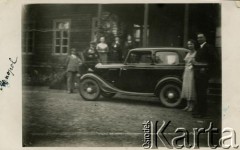 Lata 30., Agnopol, woj. warszawskie, Polska.
Fotografia rodzinna przed domem, przy automobilu.
Fot. NN, zbiory Archiwum Historii Mówionej Ośrodka KARTA i Domu Spotkań z Historią, udostępniła Regina Gutauskiene w ramach projektu 