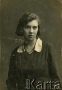 Lata 20., brak miejsca.
Portret kobiety. Fotografia z rodzinnego archiwum Reginy Gutauskiene z domu Klimańskiej.
Fot. NN, zbiory Archiwum Historii Mówionej Ośrodka KARTA i Domu Spotkań z Historią, udostępniła Regina Gutauskiene w ramach projektu 