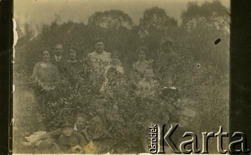 Lata 20., brak miejsca.
Rodzina na łące. Fotografia z rodzinnego archiwum Reginy Gutauskiene z domu Klimańskiej.
Fot. NN, zbiory Archiwum Historii Mówionej Ośrodka KARTA i Domu Spotkań z Historią, udostępniła Regina Gutauskiene w ramach projektu 