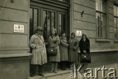 Lata 30., Kowno, Republika Litewska.
Zdjęcie grupowe pod Ministerstwem Rolnictwa w Kownie. Fotografia z rodzinnego archiwum Reginy Gutauskiene z domu Klimańskiej.
Fot. NN, zbiory Archiwum Historii Mówionej Ośrodka KARTA i Domu Spotkań z Historią, udostępniła Regina Gutauskiene w ramach projektu 