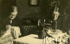 Przed 1939, brak miejsca.
Kobiety podczas wykonywania robótek ręcznych. Fotografia z rodzinnego archiwum Reginy Gutauskiene z domu Klimańskiej.
Fot. NN, zbiory Archiwum Historii Mówionej Ośrodka KARTA i Domu Spotkań z Historią, udostępniła Regina Gutauskiene w ramach projektu 