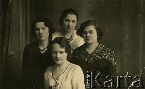 Przed 1939, brak miejsca.
Portret kobiet. Fotografia z rodzinnego archiwum Reginy Gutauskiene z domu Klimańskiej.
Fot. NN, zbiory Archiwum Historii Mówionej Ośrodka KARTA i Domu Spotkań z Historią, udostępniła Regina Gutauskiene w ramach projektu 