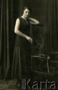 Lata 20., brak miejsca.
Portret kobiety w wieczorowej sukni. Fotografia z rodzinnego archiwum Reginy Gutauskiene z domu Klimańskiej.
Fot. NN, zbiory Archiwum Historii Mówionej Ośrodka KARTA i Domu Spotkań z Historią, udostępniła Regina Gutauskiene w ramach projektu 