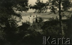 Przed 1939, brak miejsca.
Kobiety nad brzegiem rzeki. Fotografia z rodzinnego archiwum Reginy Gutauskiene z domu Klimańskiej.
Fot. NN, zbiory Archiwum Historii Mówionej Ośrodka KARTA i Domu Spotkań z Historią, udostępniła Regina Gutauskiene w ramach projektu 