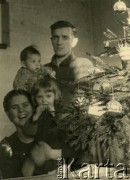 Przed 1939, brak miejsca.
Święta Bożego Narodzenia. Fotografia z rodzinnego archiwum Reginy Gutauskiene z domu Klimańskiej.
Fot. NN, zbiory Archiwum Historii Mówionej Ośrodka KARTA i Domu Spotkań z Historią, udostępniła Regina Gutauskiene w ramach projektu 