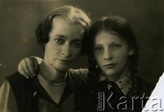 Przed 1939, brak miejsca.
Portret matki z córką. Fotografia z rodzinnego archiwum Reginy Gutauskiene z domu Klimańskiej.
Fot. NN, zbiory Archiwum Historii Mówionej Ośrodka KARTA i Domu Spotkań z Historią, udostępniła Regina Gutauskiene w ramach projektu 