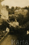 Lata 30., brak miejsca.
Kobieta na hamaku. Fotografia z rodzinnego archiwum Reginy Gutauskiene z domu Klimańskiej.
Fot. NN, zbiory Archiwum Historii Mówionej Ośrodka KARTA i Domu Spotkań z Historią, udostępniła Regina Gutauskiene w ramach projektu 