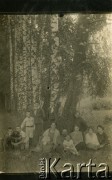 Przed 1939, brak miejsca.
Fotografia rodzinna w plenerze. Zdjęcie z rodzinnego archiwum Reginy Gutauskiene z domu Klimańskiej.
Fot. NN, zbiory Archiwum Historii Mówionej Ośrodka KARTA i Domu Spotkań z Historią, udostępniła Regina Gutauskiene w ramach projektu 