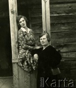 Przed 1939, brak miejsca.
Kobiety przed domem. Fotografia z rodzinnego archiwum Reginy Gutauskiene z domu Klimańskiej.
Fot. NN, zbiory Archiwum Historii Mówionej Ośrodka KARTA i Domu Spotkań z Historią, udostępniła Regina Gutauskiene w ramach projektu 