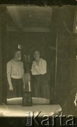 Przed 1939, brak miejsca.
Odbicie w lustrze. Fotografia z rodzinnego archiwum Reginy Gutauskiene z domu Klimańskiej.
Fot. NN, zbiory Archiwum Historii Mówionej Ośrodka KARTA i Domu Spotkań z Historią, udostępniła Regina Gutauskiene w ramach projektu 