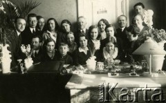 Lata 50., brak miejsca.
Zdjęcie grupowe. Fotografia z rodzinnego archiwum Reginy Gutauskiene z domu Klimańskiej.
Fot. NN, zbiory Archiwum Historii Mówionej Ośrodka KARTA i Domu Spotkań z Historią, udostępniła Regina Gutauskiene w ramach projektu 