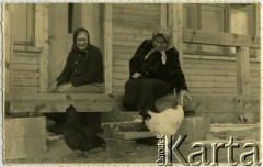 Brak daty, brak miejsca.
Kobiety z kurami. Fotografia z rodzinnego archiwum Reginy Gutauskiene z domu Klimańskiej.
Fot. NN, zbiory Archiwum Historii Mówionej Ośrodka KARTA i Domu Spotkań z Historią, udostępniła Regina Gutauskiene w ramach projektu 