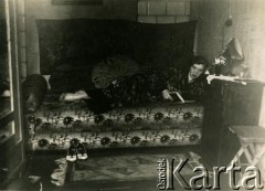 Przed 1939, brak miejsca.
Odpoczywająca kobieta. Fotografia rodzinna ze zbiorów Reginy Gutauskiene z domu Klimańskiej.
Fot. NN, zbiory Archiwum Historii Mówionej Ośrodka KARTA i Domu Spotkań z Historią, udostępniła Regina Gutauskiene w ramach projektu 