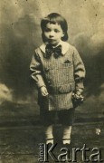 Pocz. XX w., brak miejsca.
Portet dziecka wykonany w atelier fotograficznym. Fotografia z rodzinnego archiwum Reginy Gutauskiene z domu Klimańskiej.
Fot. NN, zbiory Archiwum Historii Mówionej Ośrodka KARTA i Domu Spotkań z Historią, udostępniła Regina Gutauskiene w ramach projektu 