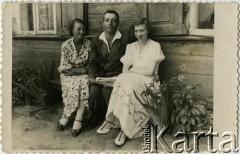 Przed 1939, brak miejsca.
Rodzina przed domem. Fotografia z rodzinnego archiwum Reginy Gutauskiene z domu Klimańskiej.
Fot. NN, zbiory Archiwum Historii Mówionej Ośrodka KARTA i Domu Spotkań z Historią, udostępniła Regina Gutauskiene w ramach projektu 
