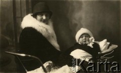 Ok. 1930, brak miejsca.
Kobieta z dzieckiem w wózku, prawdopodobnie Maria Klimańska z domu Wędziagolska z córką Reginą.
Fot. NN, zbiory Archiwum Historii Mówionej Ośrodka KARTA i Domu Spotkań z Historią, udostępniła Regina Gutauskiene w ramach projektu 